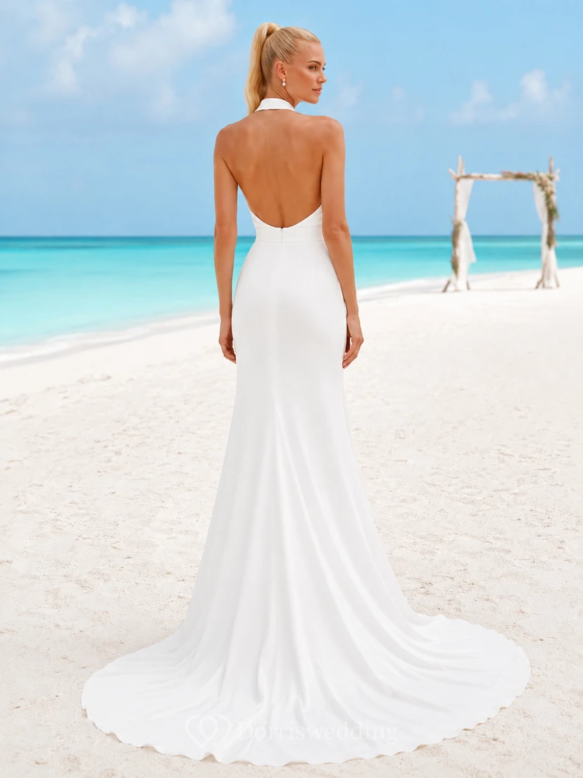 Robe de mariée de plage en satin fourreau à col montant et dos nu, fendue sur le devant et traîne courte view 2