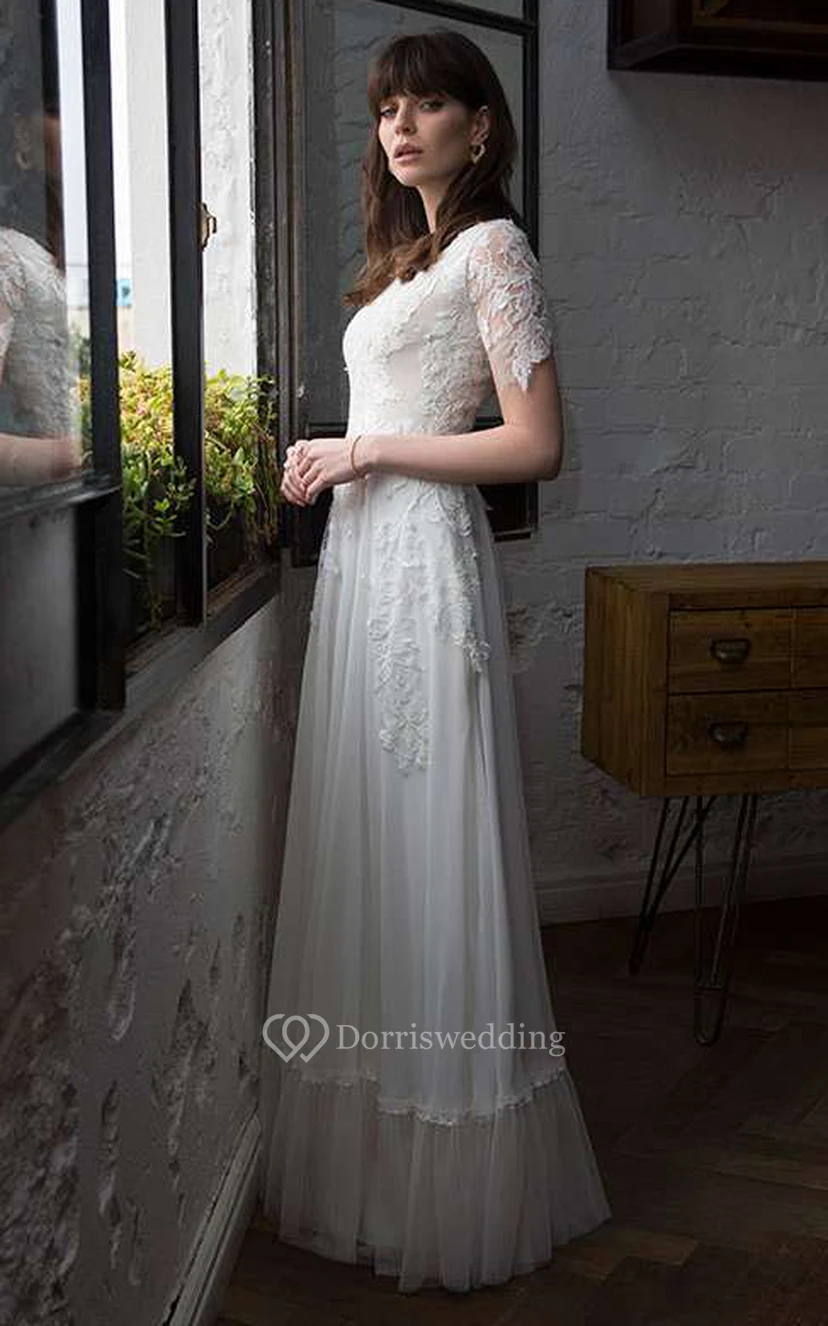 Robe de mariée moderne en dentelle, coupe trapèze, manches courtes, longueur au sol, ornée d'appliqués view 2