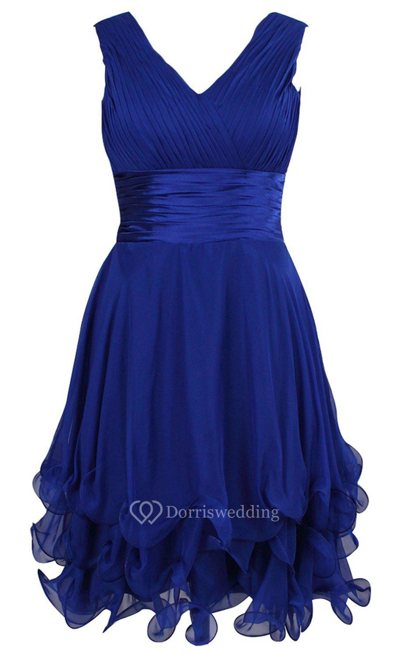 Vestido sin mangas con escote en V y corte en A con volantes.