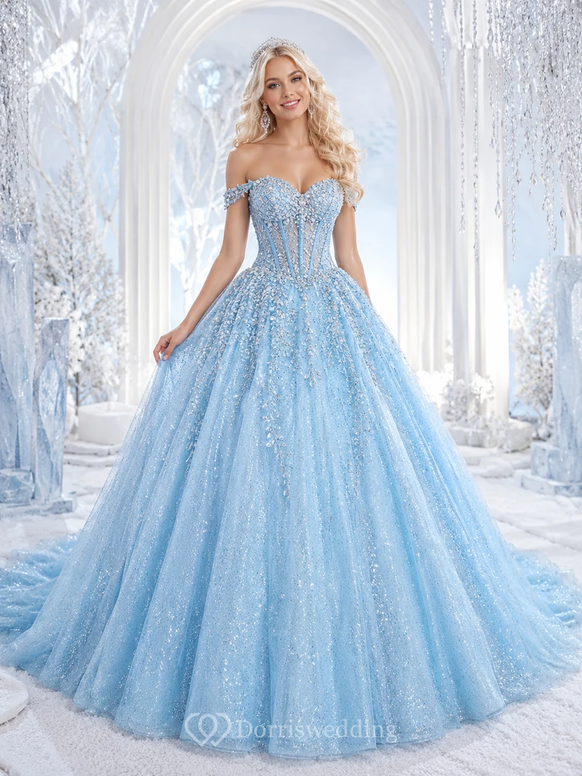 Vestido de princesa de quinceañera azul cielo con cristales helados, escote corazón y brillo, sin hombros, estilo princesa.