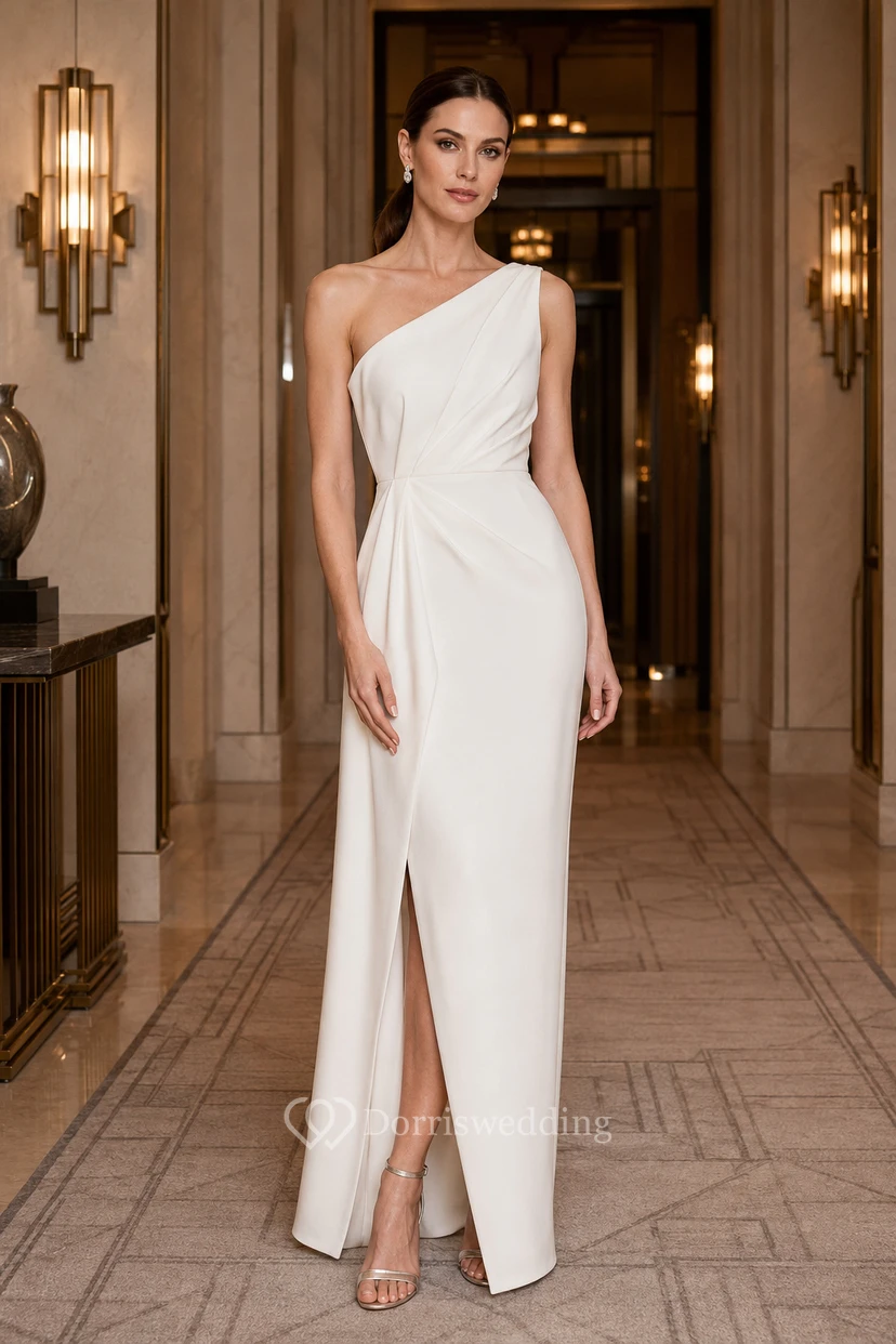 Robe de mariée fourreau asymétrique avec fente latérale et corsage drapé