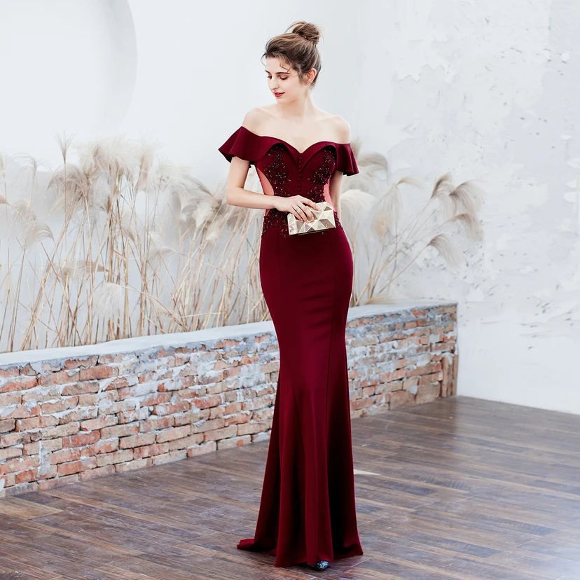 Robe de mariée longue rouge asymétrique à une épaule, coupe sirène, idéale pour un banquet ou une soirée de mariage. view 9