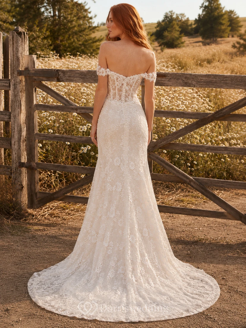 Robe de mariée champêtre en dentelle, coupe sirène, col V, sans manches, traîne chapelle, dos nu view 2