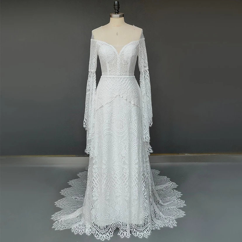 Robe de mariée bohème en dentelle à manches poétiques et épaules dénudées, style empire champêtre view 4