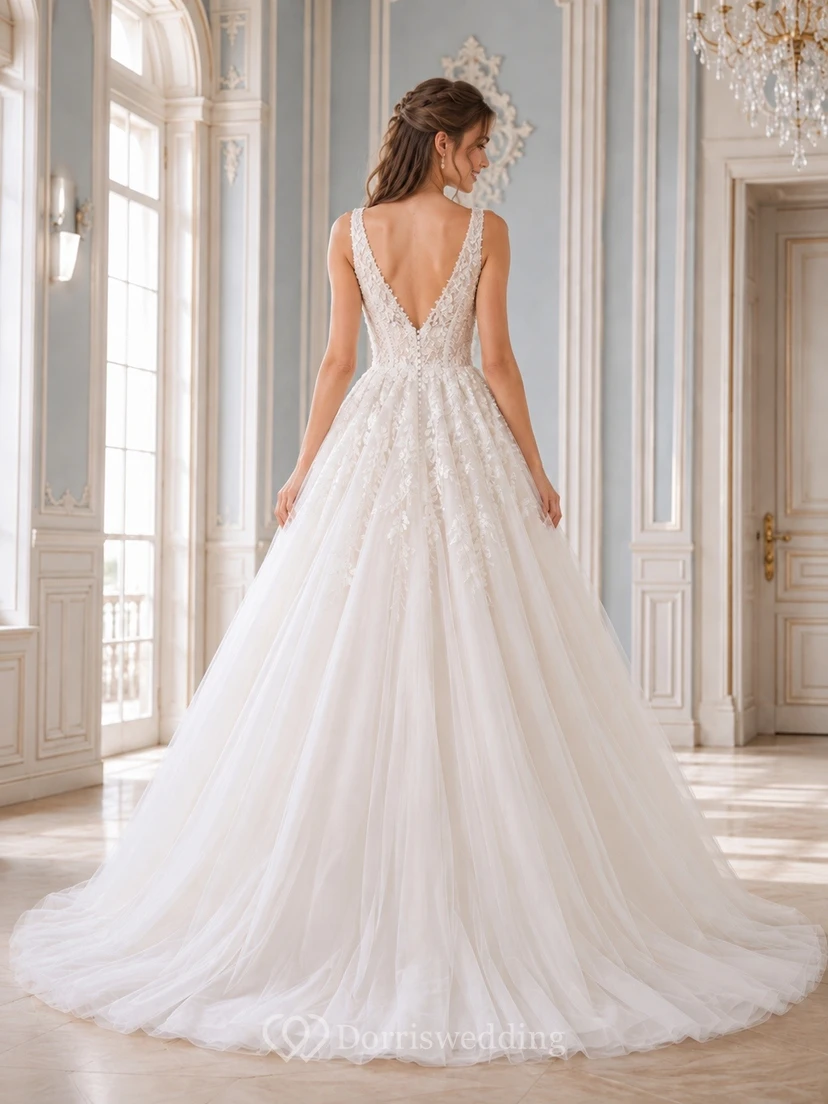 Vestido de gala de lujo con escote en V, tul, corte en A y cola larga view 2
