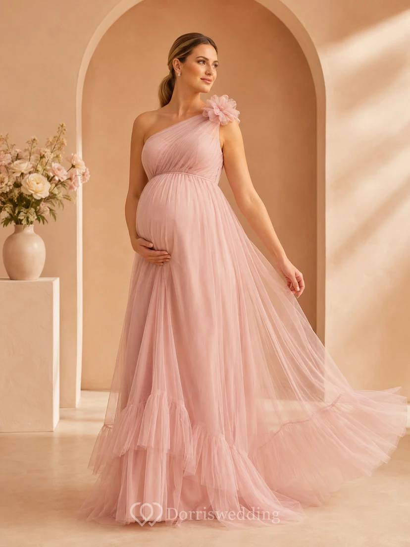 Robe de soirée de maternité rose poudré à une épaule, en tulle fleuri et à volants.