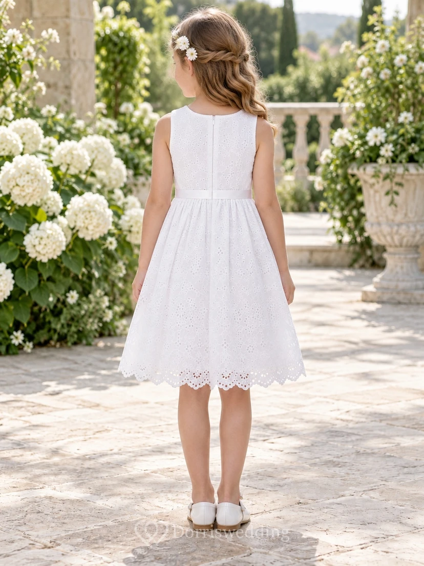 Vestido de niña de flores blanco, modesto, de corte A, con estampado floral y encaje, sin mangas y con borde festoneado, hasta la rodilla. view 2