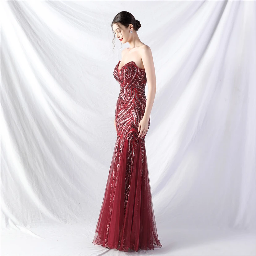 Schwer gearbeitetes, perlenbesetztes Abendkleid aus Netzgewebe mit superdichter Paillettenbesatz view 83