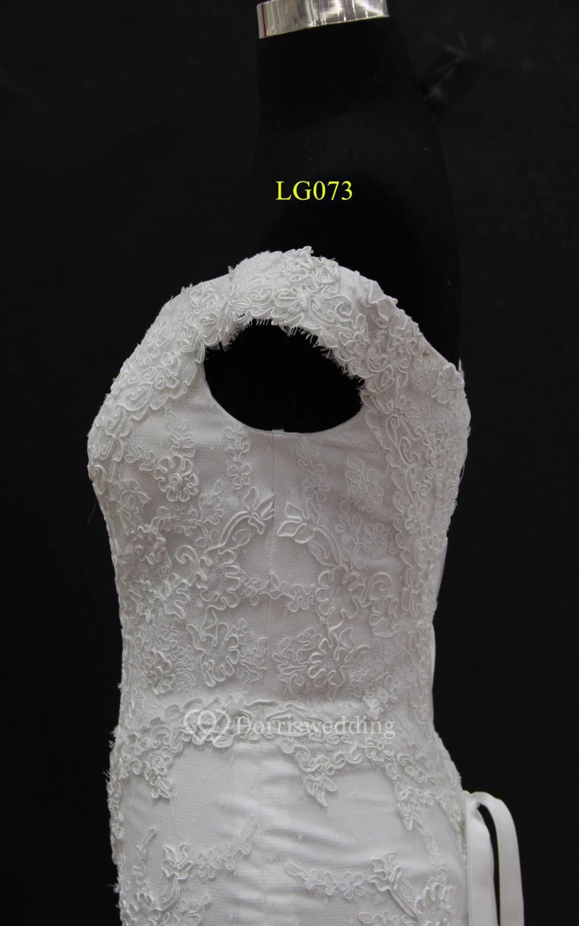 Vestido de sirena con escote en V, encaje, mangas cortas y espalda con cordones. view 4