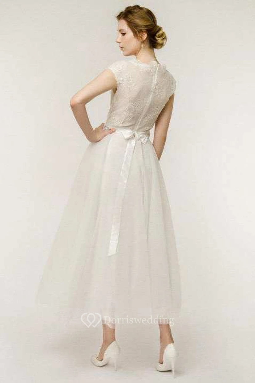 Robe de mariée trapèze en tulle et dentelle, longueur thé, manches courtes view 2
