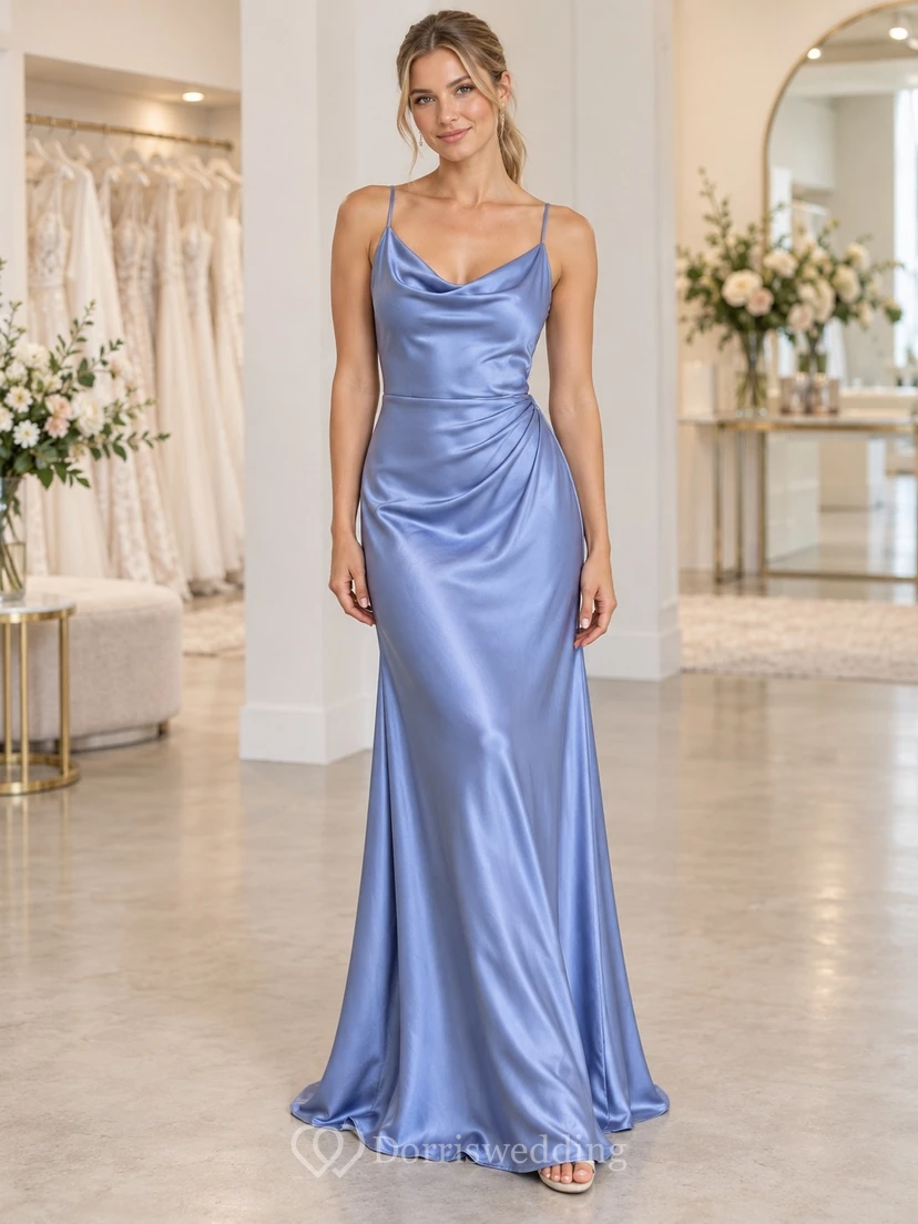 Vestido de dama de honor sencillo, largo hasta el suelo, de satén color bígaro, con cuello drapeado, fruncido lateral y corte al bies.