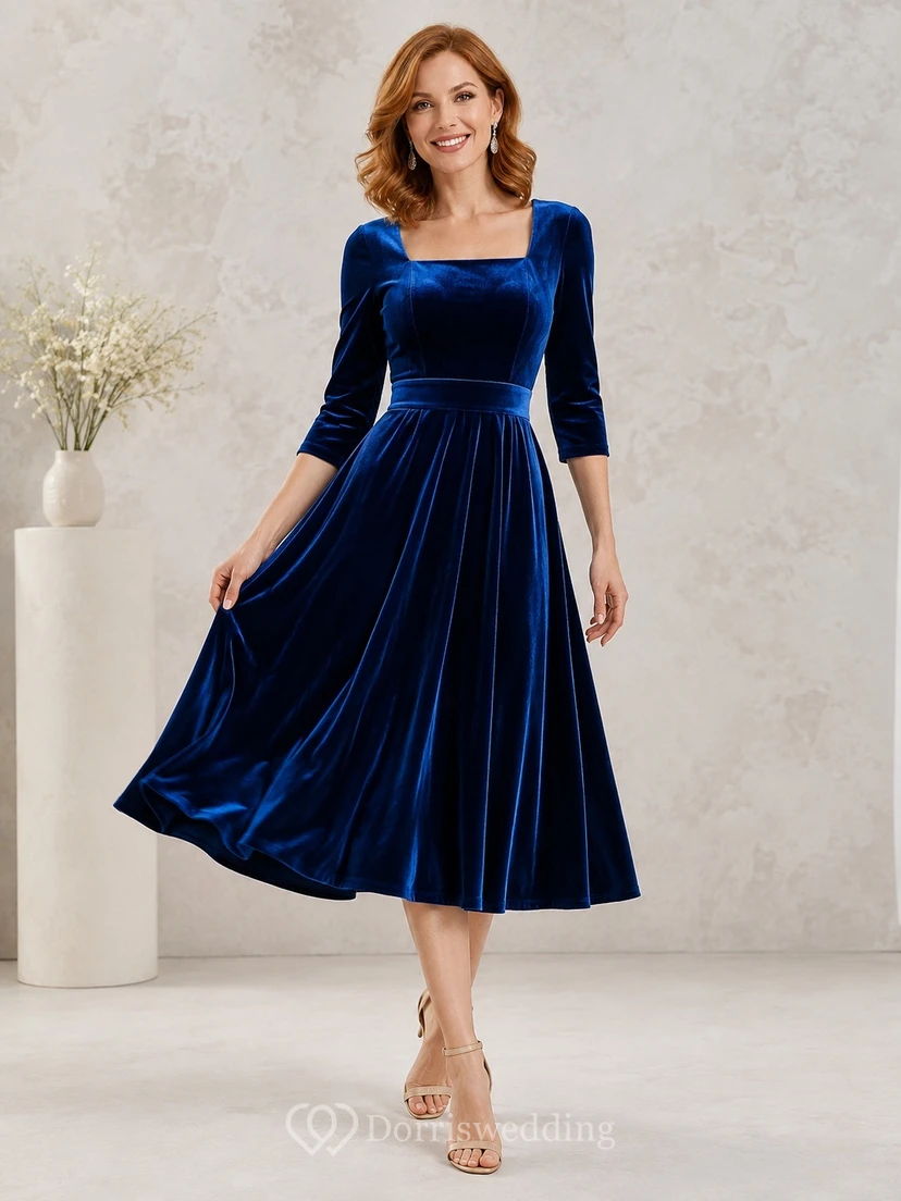 Vestido vintage de terciopelo azul marino oscuro con escote cuadrado, manga tres cuartos y corte en A, largo hasta la rodilla.