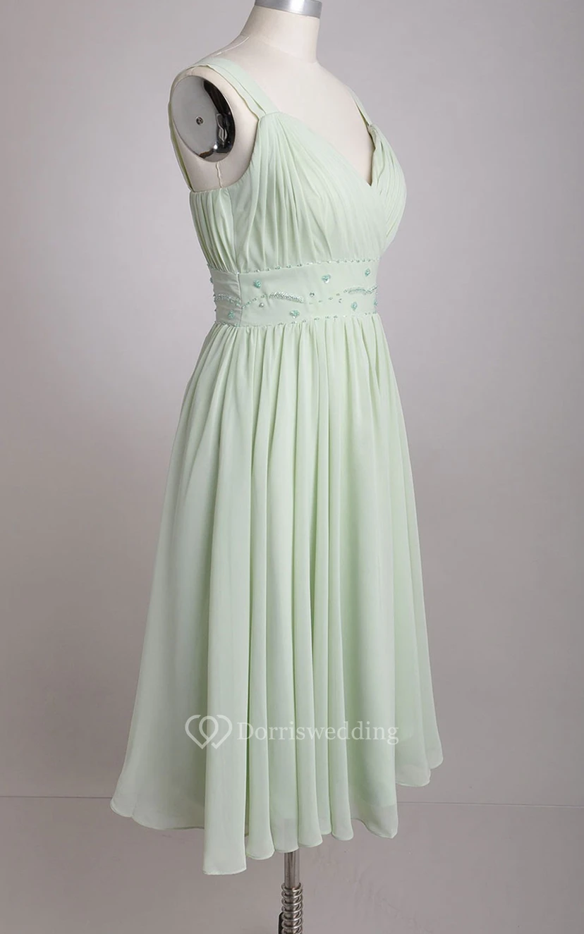 Robe de demoiselle d'honneur vert sauge en mousseline de soie, coupe trapèze, col en V et larges bretelles view 4