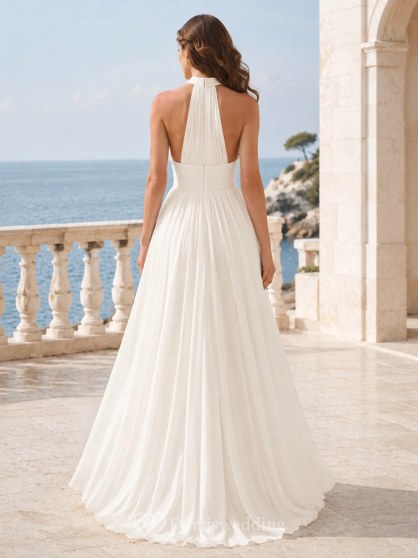 Robe de mariée vaporeuse en mousseline froncée, dos nu, col montant, coupe trapèze, bustier et traîne. view 2
