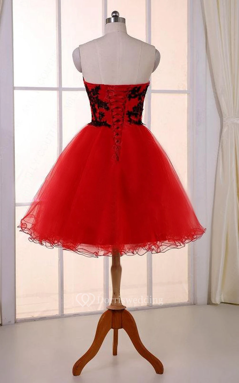 Knielanges Tüllkleid mit herzförmigem Ausschnitt und Applikationen view 3