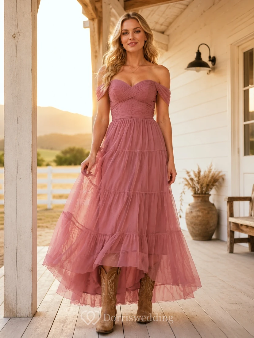 Robe bohème chic rose poudré, coupe trapèze, épaules dénudées, manches courtes, en mousseline, asymétrique