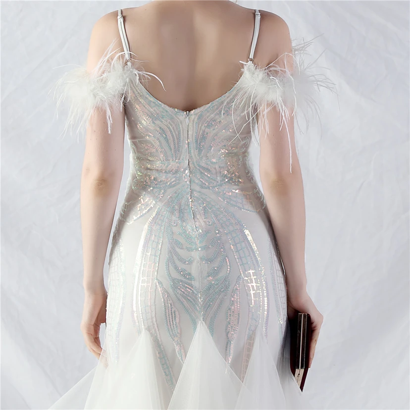 Robe de danse artisanale en filet rigide orné de plumes d'autruche, de perles et de fleurs, confectionnée en maille. view 16