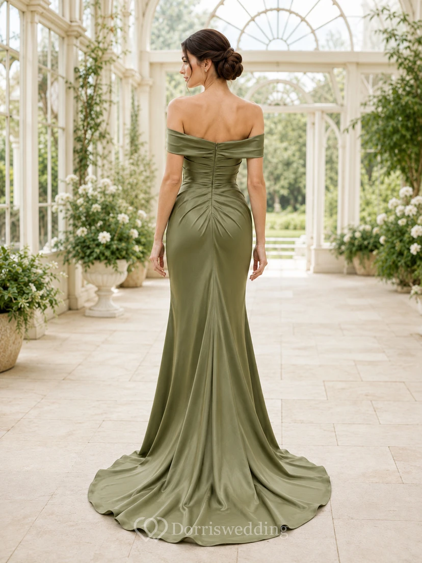 Robe de mariée sirène en satin stretch froncé, épaules dénudées, couleur sauge, coupe sirène, traîne. view 2
