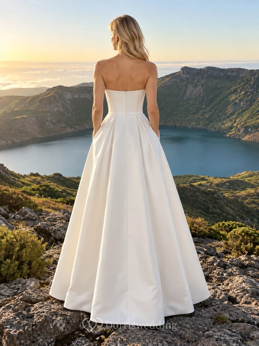 Schlichtes, trägerloses, plissiertes Brautkleid in A-Linie, bodenlang view 2