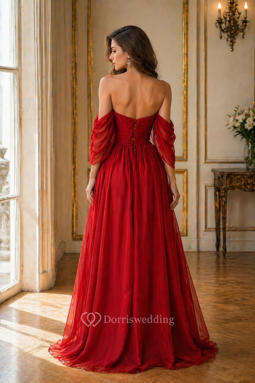 Robe de demoiselle d'honneur longue en mousseline de soie, coupe trapèze, épaules dénudées, décolleté en cœur, fronces et fente sur le devant view 2