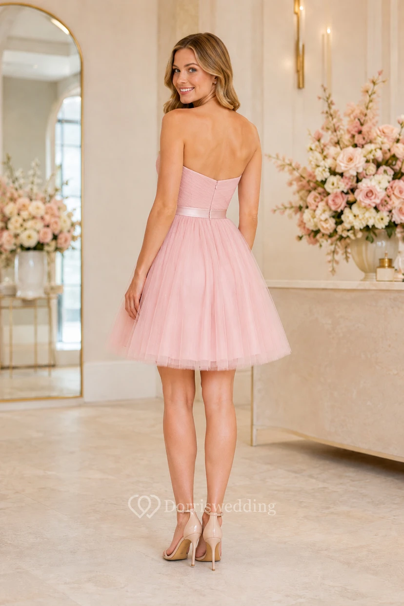 Vestido corto de tul rosa perla sin tirantes de talla grande para fiesta de graduación con corpiño de escote corazón. view 2