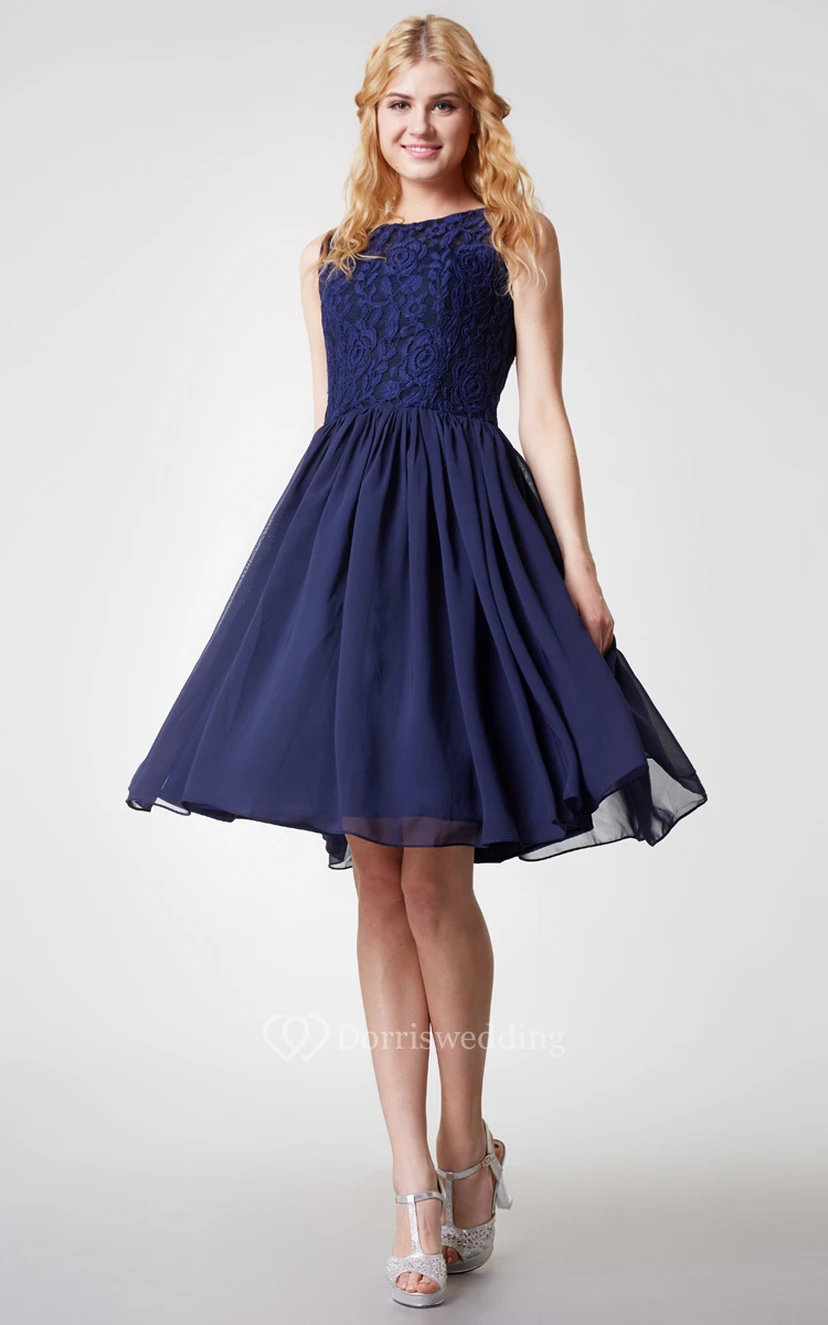 Robe glamour en mousseline plissée, longueur genou, col rond et ceinture en satin. view 5