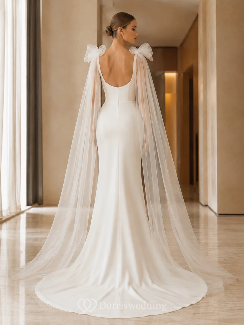 Robe de mariée moderne en satin fourreau à traîne courte et cape carrée view 2