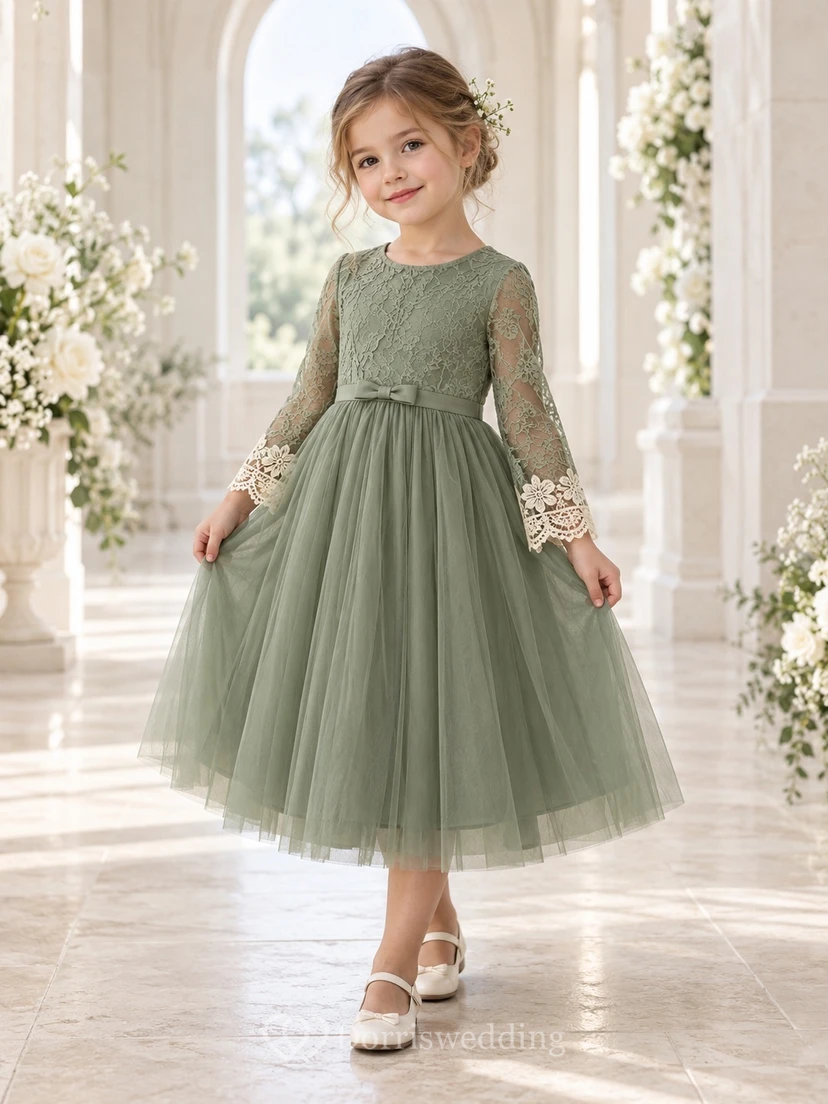 Robe de demoiselle d'honneur mi-longue à manches longues, coupe trapèze, en tulle fleuri sauge, corsage en dentelle et poignets ivoire.
