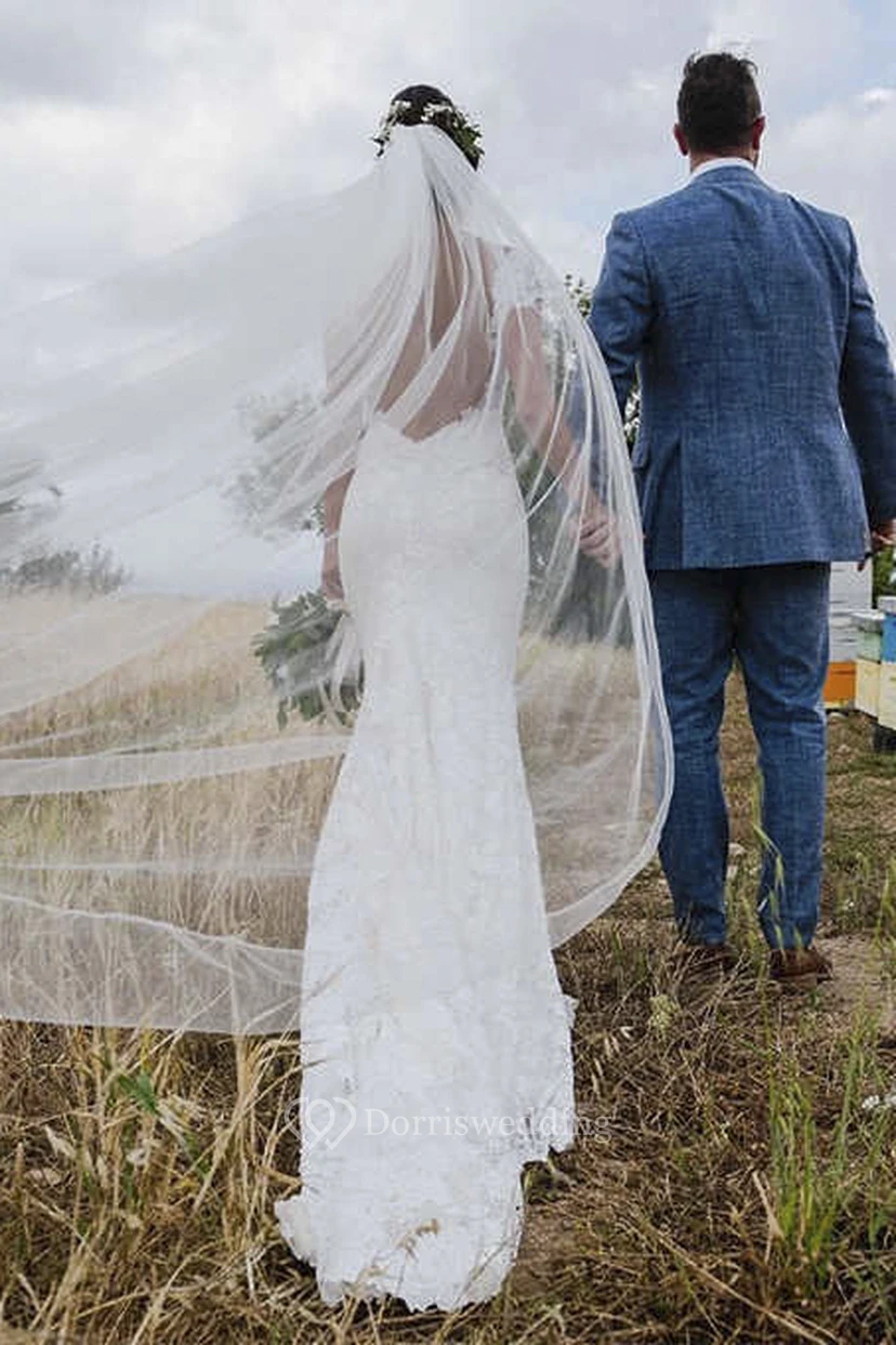Robe de mariée sirène élégante en dentelle, dos nu en tulle illusion, manches courtes et traîne courte. view 2