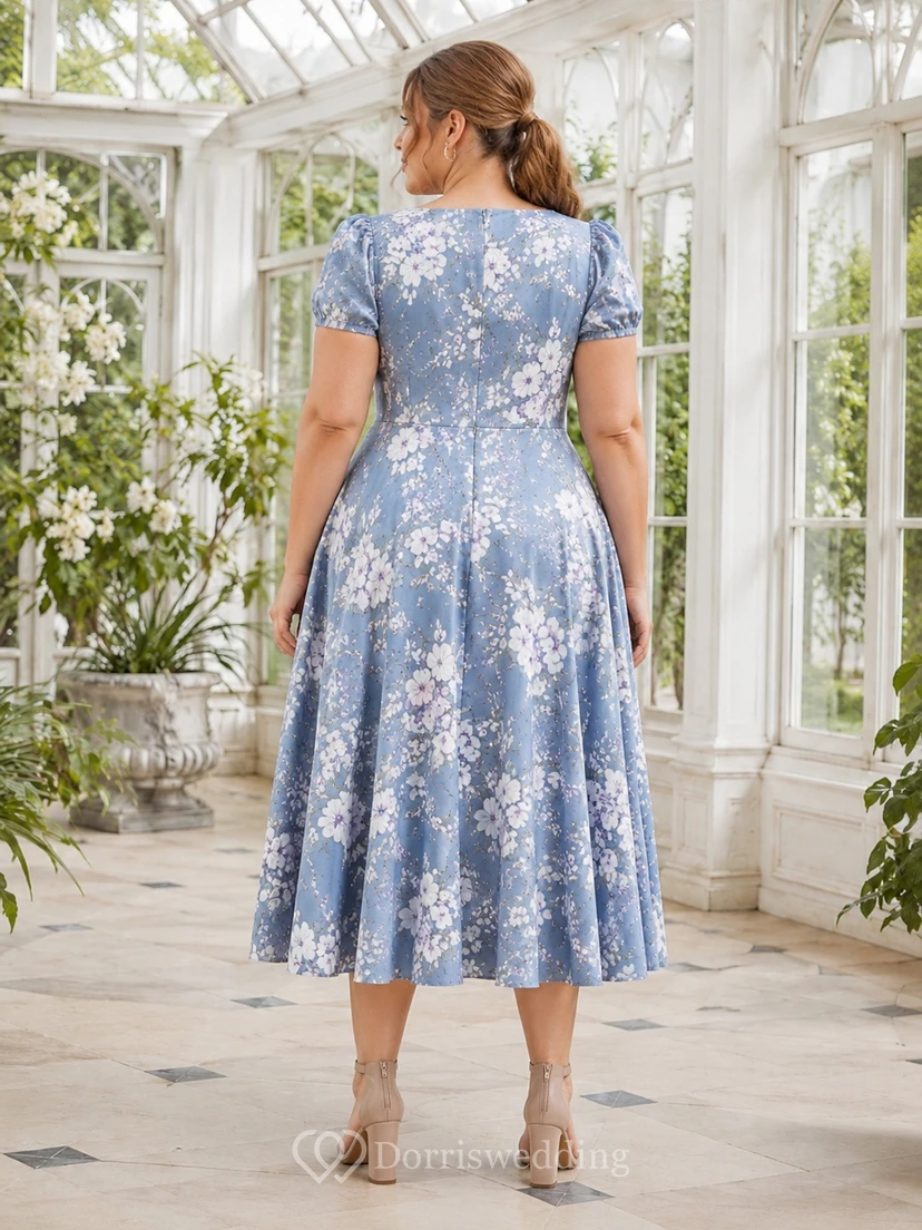 Lässiges, himmelblaues Chiffonkleid in A-Linie mit Blumenmuster in Übergröße, Teelänge, eckigem Ausschnitt und kurzen Ärmeln view 2