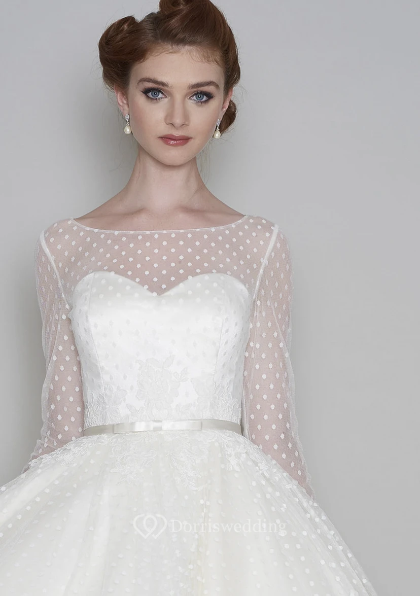Vestido de novia vintage de tul con escote barco y corazón, manga larga y largo hasta la rodilla view 3