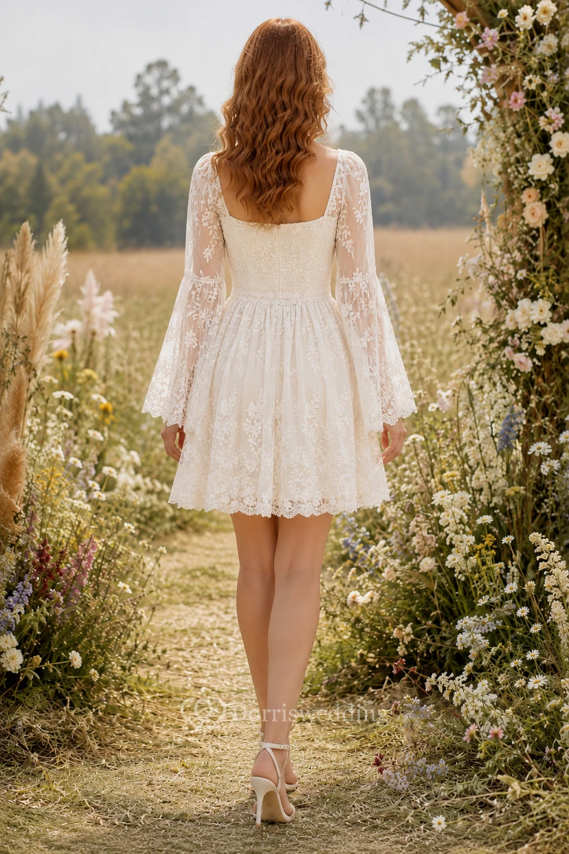 Robe de mariée courte en dentelle à col carré et manches longues cloche view 2