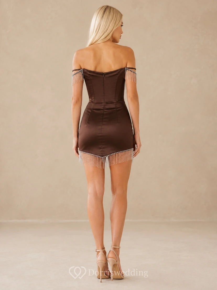 Vestido de cóctel de lujo para fiesta de bienvenida, corto, de satén color chocolate, con escote Bardot y flecos. view 2