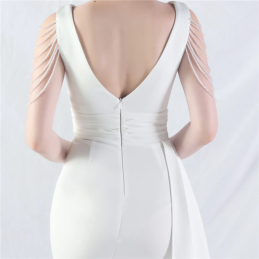 Ein Abendkleid aus insgesamt 8 Farben, gefertigt mit aufwendiger Satinfalttechnik und Perlenstickerei. view 61