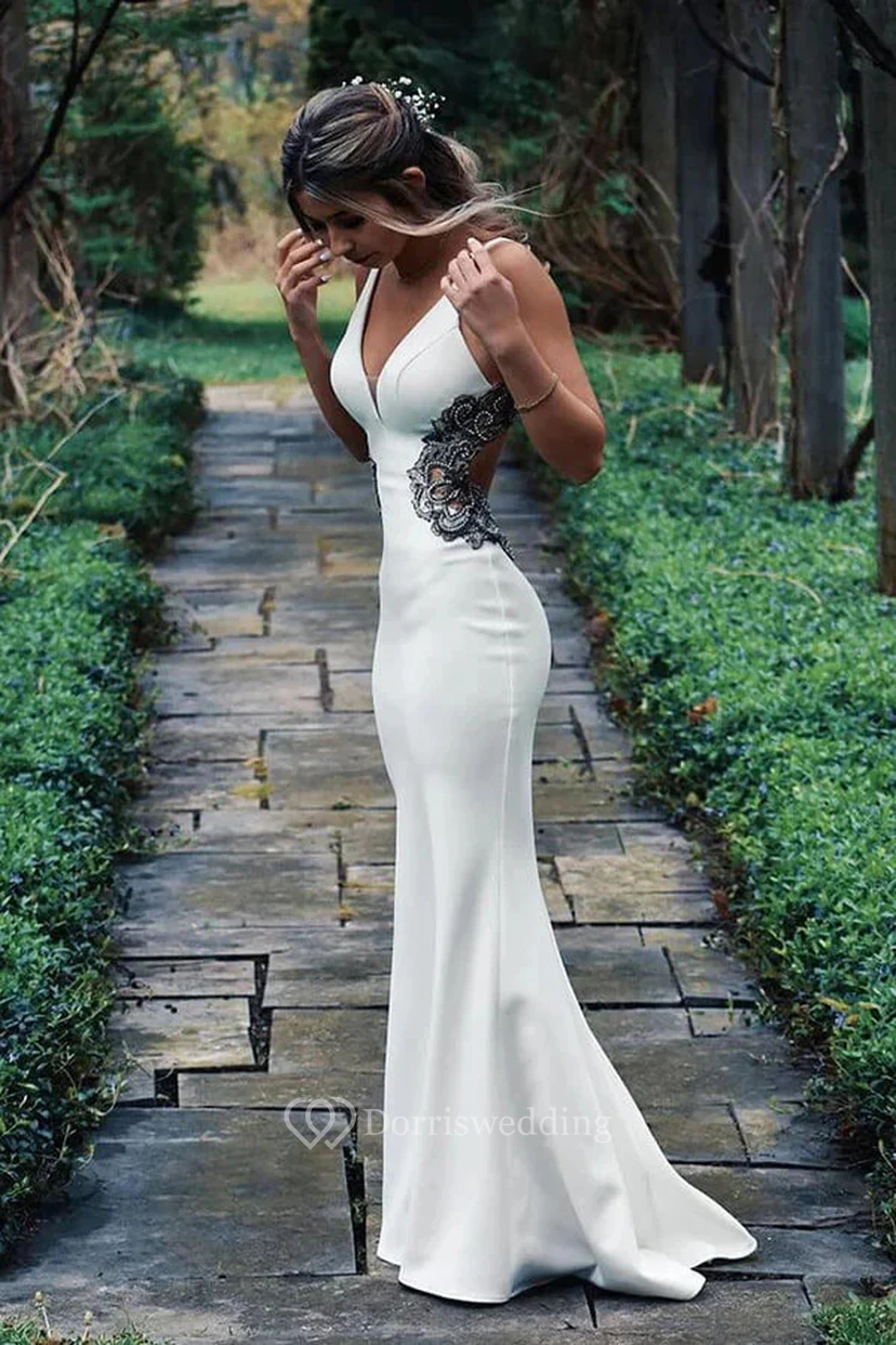 Robe fourreau en satin blanc et noir ornée de perles view 3