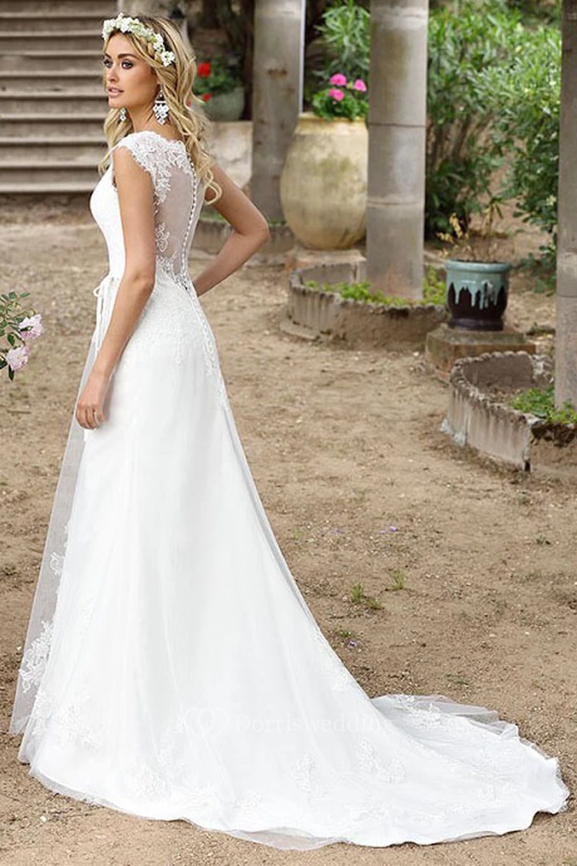 Robe de mariée simple en dentelle à manches courtes et col en V, coupe trapèze, avec effet illusion. view 2