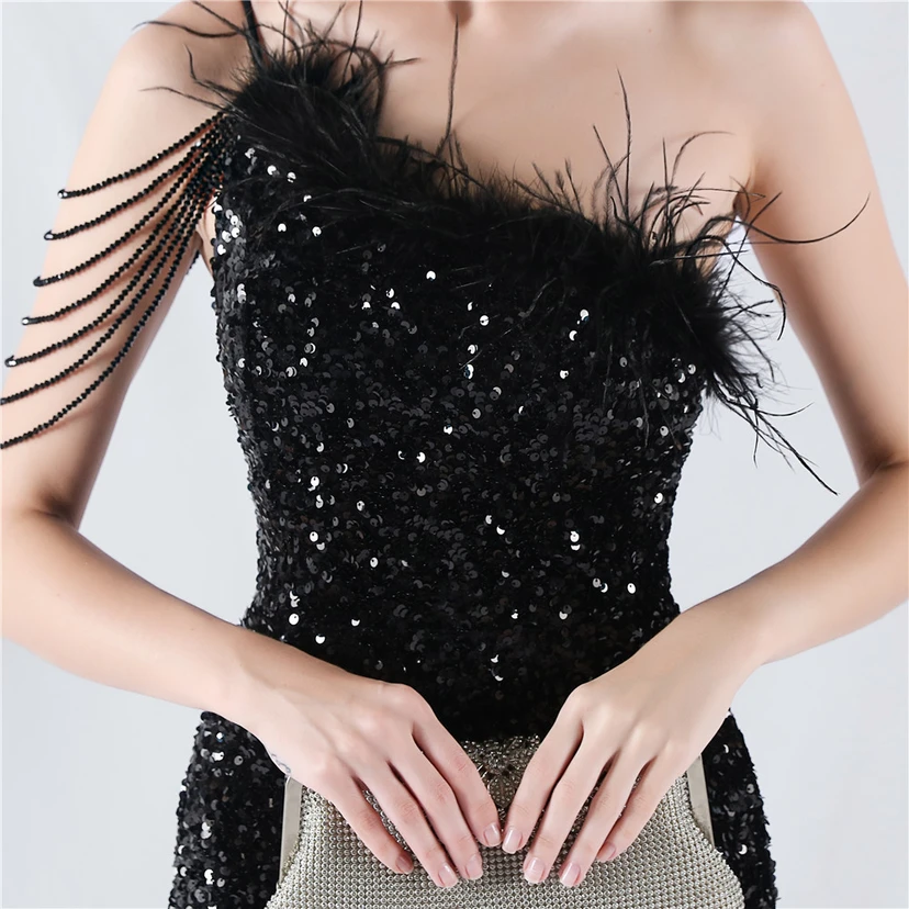 Robe de soirée longue à une épaule, ornée de plumes d'autruche, de perles et de sequins, avec col asymétrique et fente haute. view 28