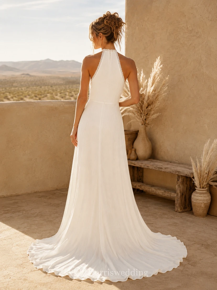 Robe de mariée bohème simple, dos nu, col montant, sans manches, fourreau en mousseline, traîne chapelle view 2