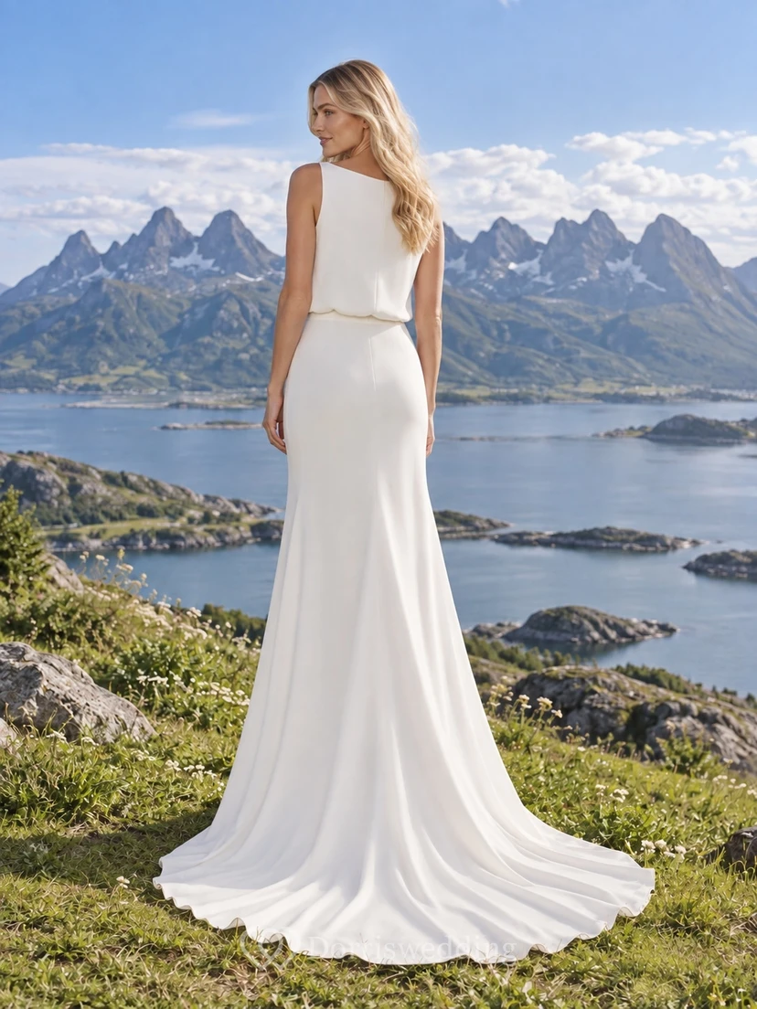 Sencillo vestido de novia de crepé sin mangas con escote barco, estilo sirena, corpiño tipo blusa y cola. view 2
