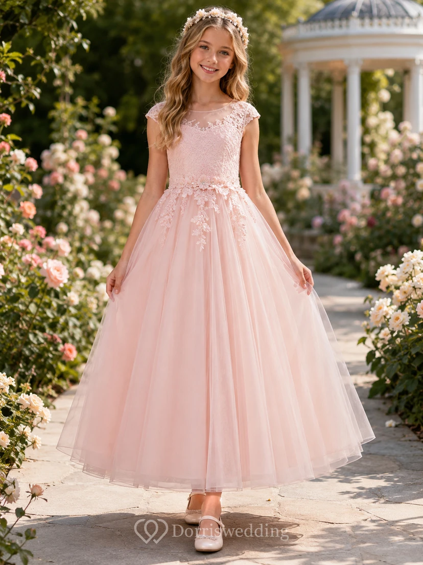 Robe de demoiselle d'honneur rose poudré, coupe trapèze, en tulle et dentelle, col bijou, manches courtes, longueur au sol