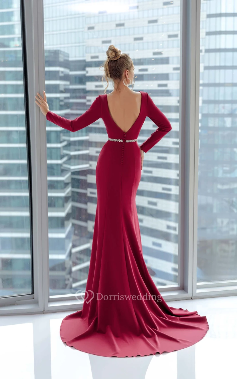 Schlichtes, transparentes Empire-Abendkleid mit langen Ärmeln, tiefem V-Ausschnitt am Rücken, Perlenbesatz an der Taille und Schleppe view 2
