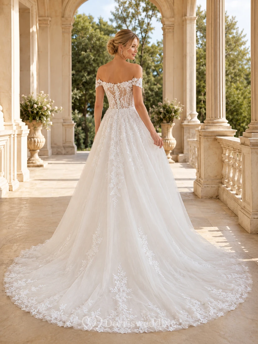 Robe de mariée romantique en dentelle et tulle, épaules dénudées, coupe trapèze courte, ornée d'appliques florales classiques et d'un corsage à fermeture éclair au dos. view 2