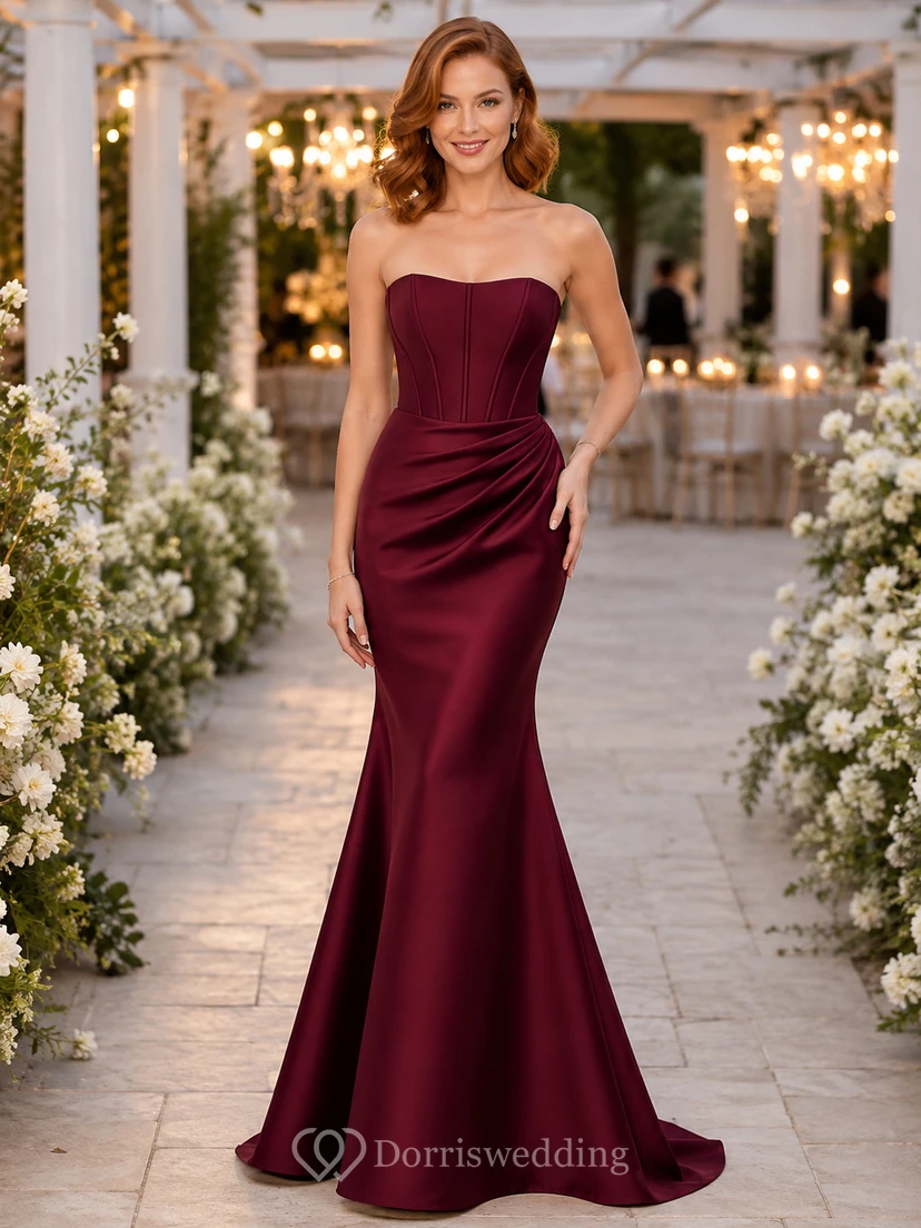 Vestido formal de fiesta de satén burdeos sin tirantes con corsé y falda de sirena.