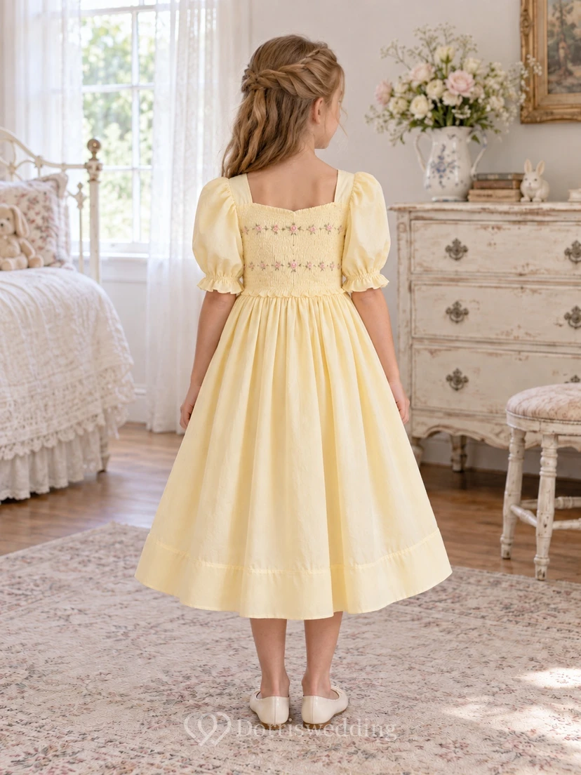 Vestido de niña de flores amarillo de corte A, largo hasta la rodilla, escote cuadrado, mangas abullonadas, corpiño bordado y bajo fruncido con banda. view 2