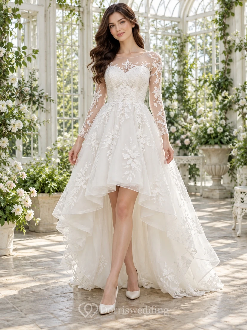Robe de mariée trapèze en dentelle florale à manches longues asymétriques et coupe trapèze, ornée de fleurs.
