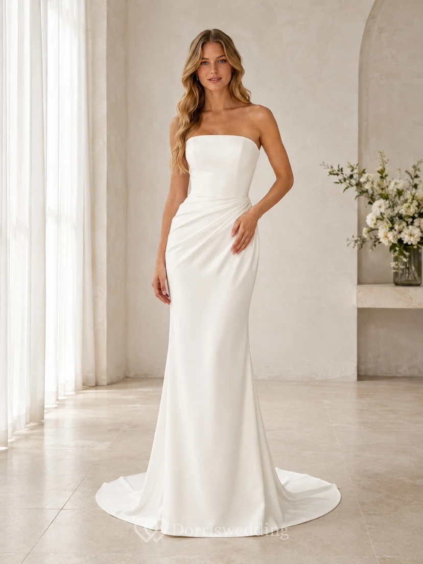 Vestido de novia sencillo, recto, sin tirantes, con cintura drapeada y largo hasta el suelo