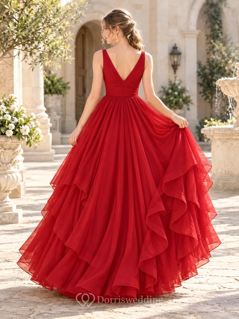 Robe de bal rouge en mousseline fluide, sans manches, à col en V et corsage froncé. view 2
