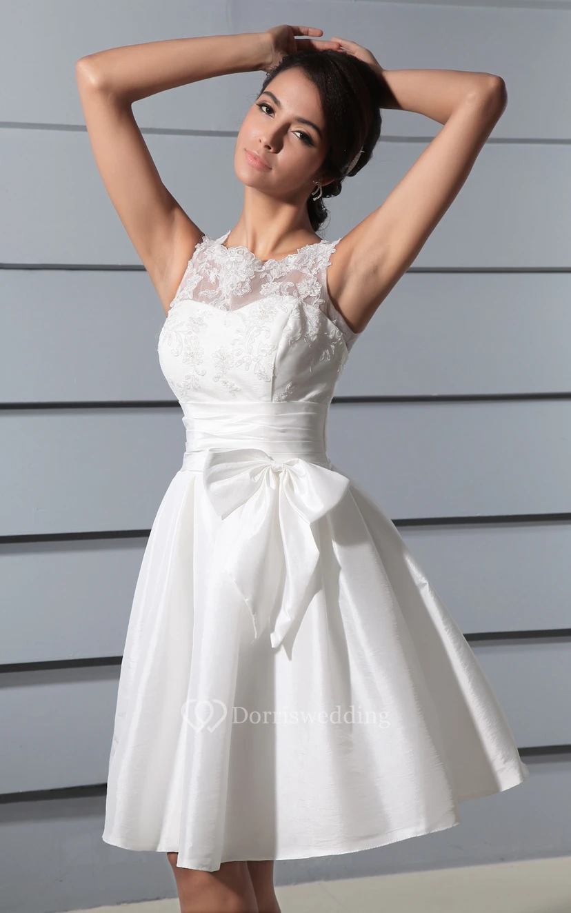 Kurzes Spitzenkleid mit tiefem V-Ausschnitt am Rücken, Schärpe und Schleife view 3