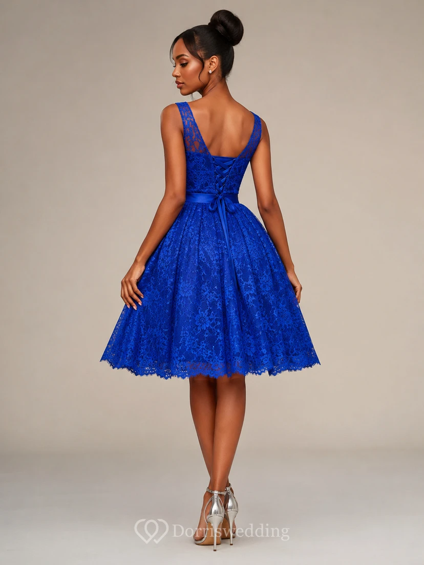 Robe trapèze arrivant au genou, manches courtes, ceinture en dentelle, plis et laçage view 5