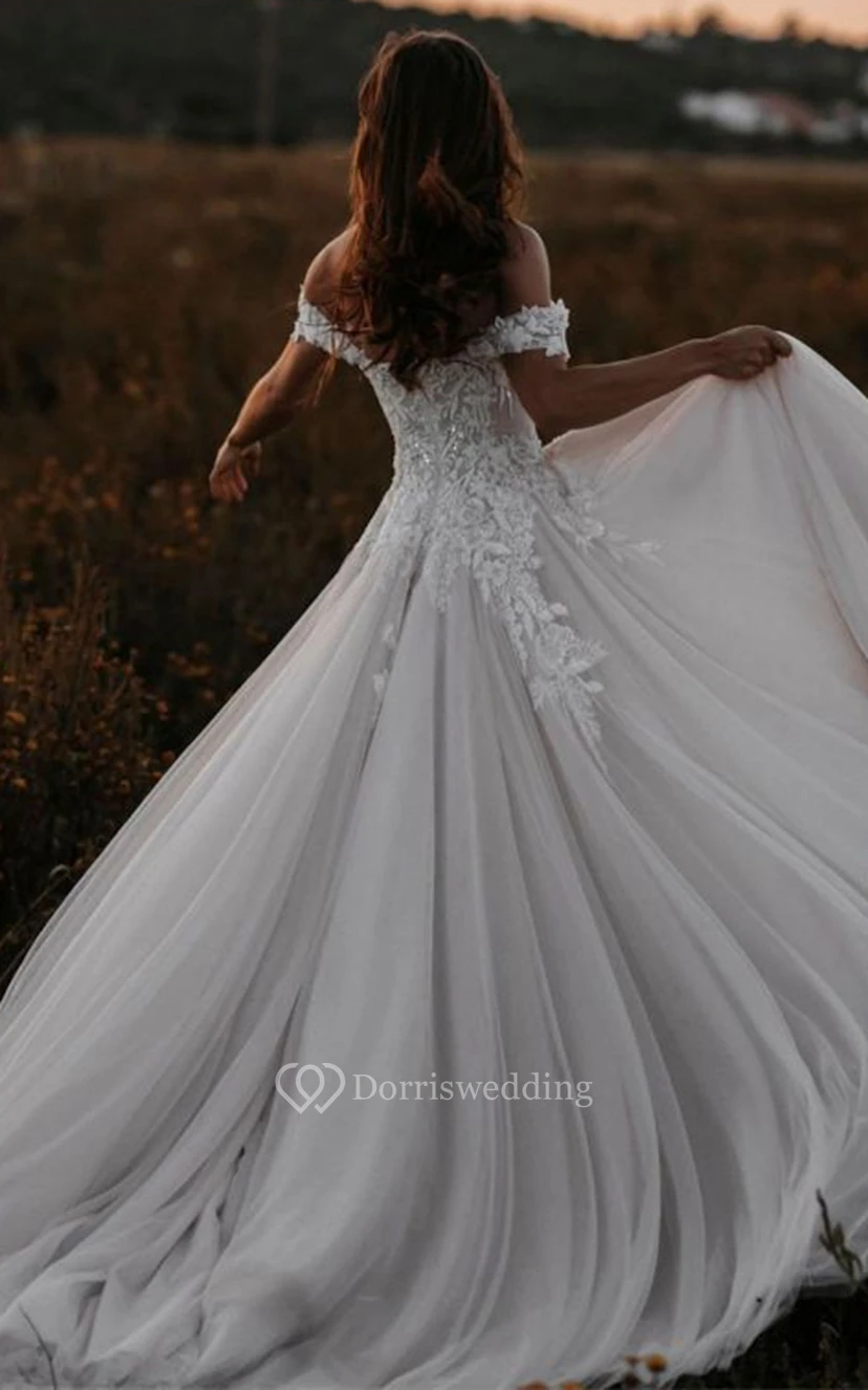 Robe de mariée bohème en tulle, coupe trapèze, épaules dénudées, ornée d'appliqués, idéale pour la plage view 2